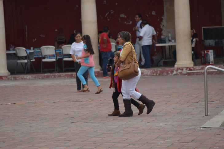 Madre pide cobertores para cubrirse del frío junto con su hijo