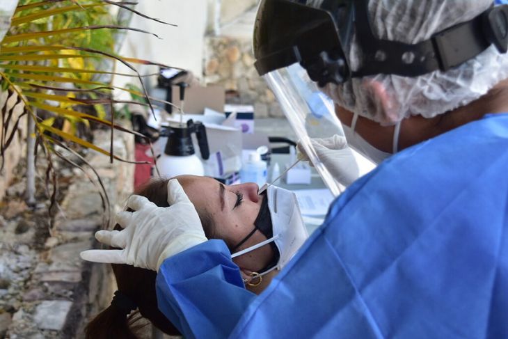 Realizarse pruebas Covid-19 prematuras puede resultar en más contagios: farmacobióloga