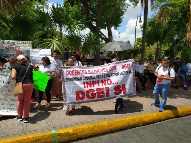 Mérida: Al grito de ''No al INPI'', maestros protestan contra iniciativa de educación indígena