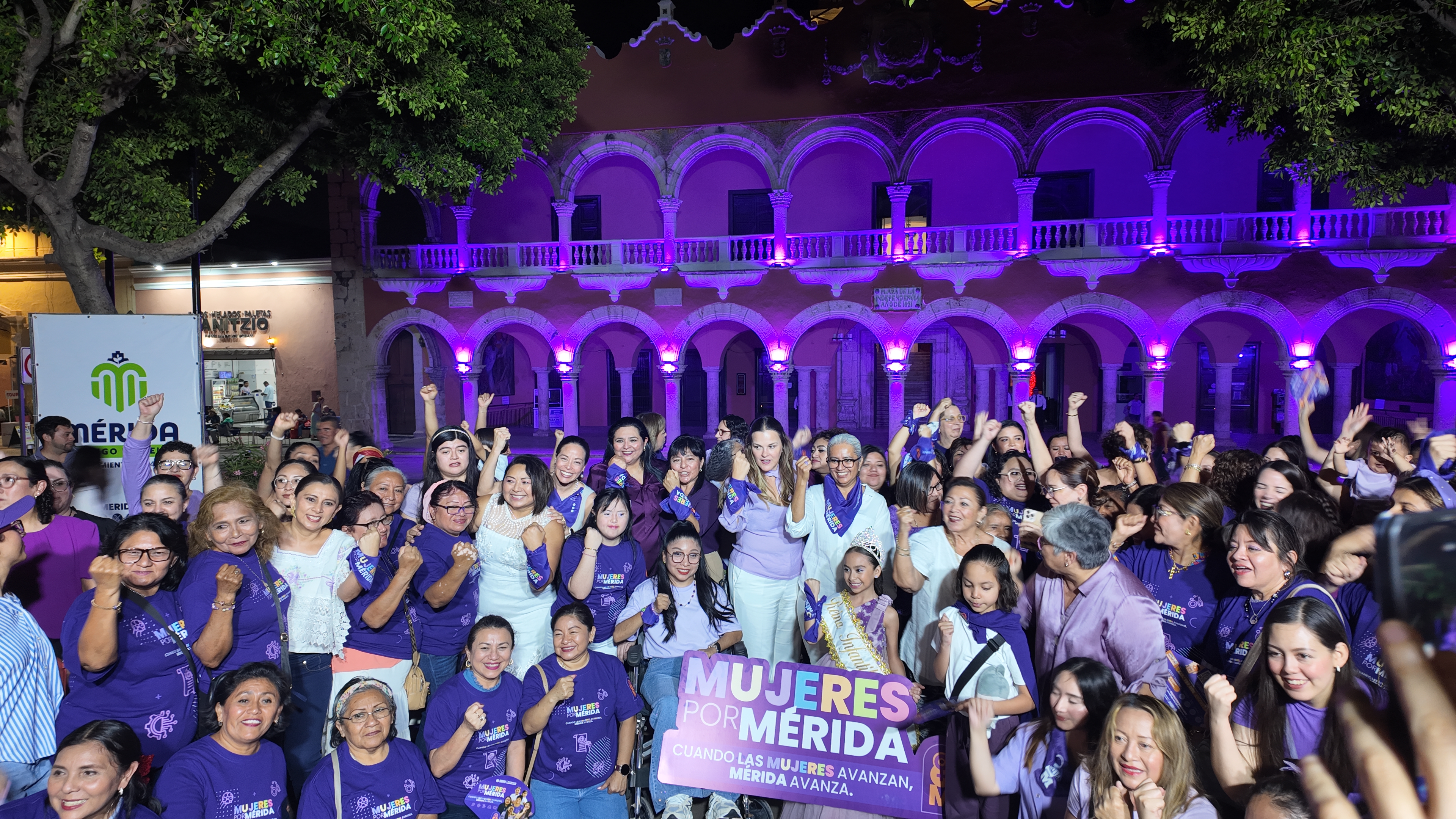 Cecilia Patrón enciende el Palacio Municipal de Mérida en conmemoración del 8M 