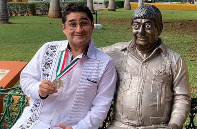 Entregan Medalla Héctor Herrera 'Cholo' al comediante 'Cuxum'