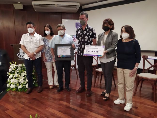 Galardonan a César Gándara con el premio Beatriz Espejo