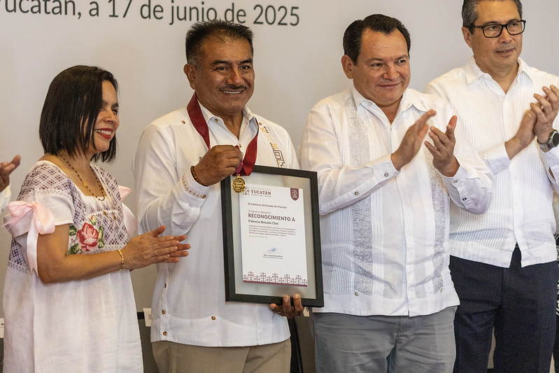 Fidencio Briceño recibe Medalla Eligio Ancona por su labor en defensa de la cultura maya en Yucatán