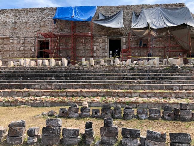 INAH realiza restauración de los mascarones de  Codz Pop, en Kabah 