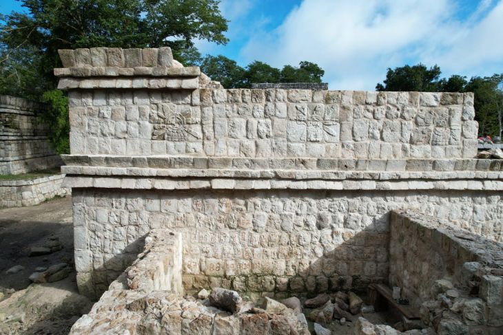 Casa de los Escudos, recinto de la guardia del Palacio de los Falos en Chichén Viejo
