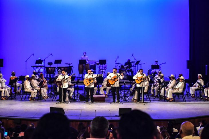 Suena música de Armando Manzanero en el ''Peón Contreras''