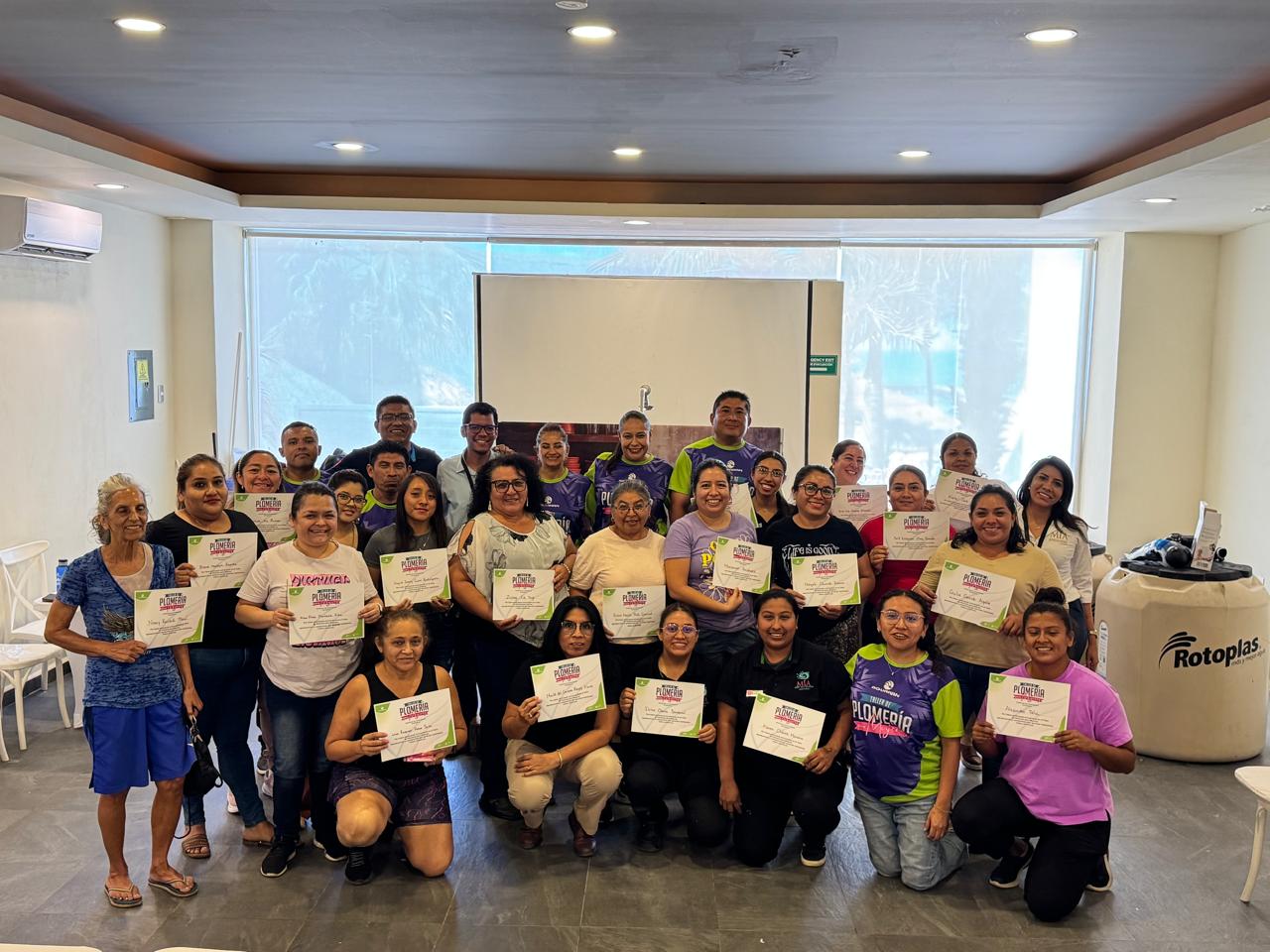 Mujeres aprenden plomería y cuidado del agua en taller impulsado por Aguakan en Isla Mujeres