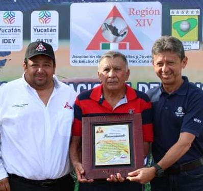 La Jornada Maya | Yucatán | La Jornada Maya | Reconocen al ex melenudo  Géner Rivero en inauguración de beisbol