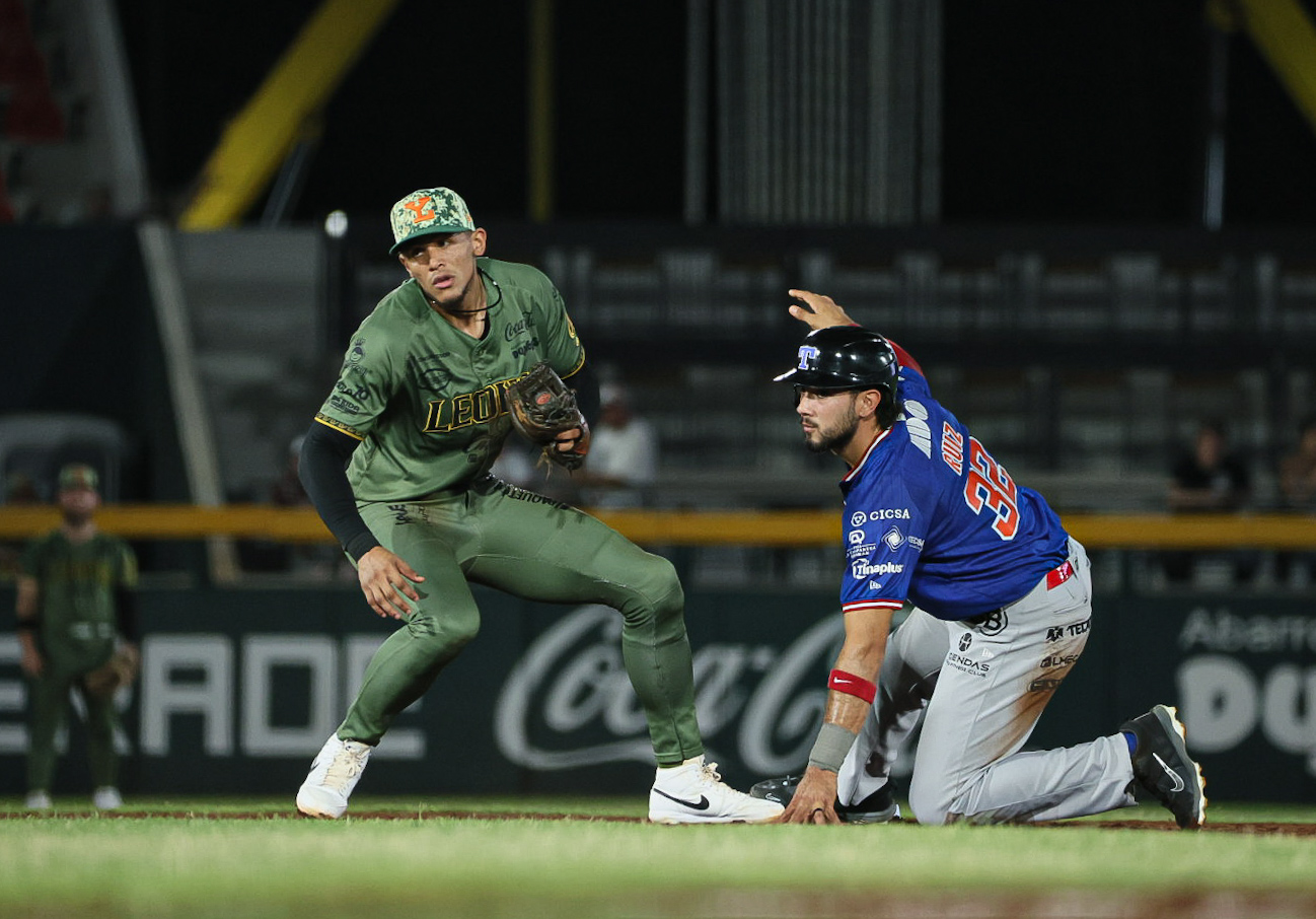 Los Leones, que reciben a los Diablos, se refuerzan con el receptor Uriarte y el zurdo Méndez