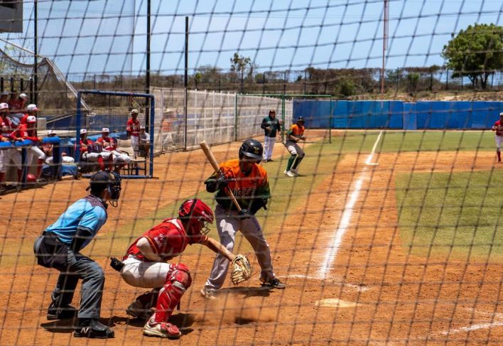 Contreras debutó como coach de bateo de los Leones en blanqueada a Campeche
