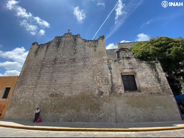 Usan innovadora técnica de láser con luz pulsada para limpiar pintas del 8M en la Catedral de Mérida