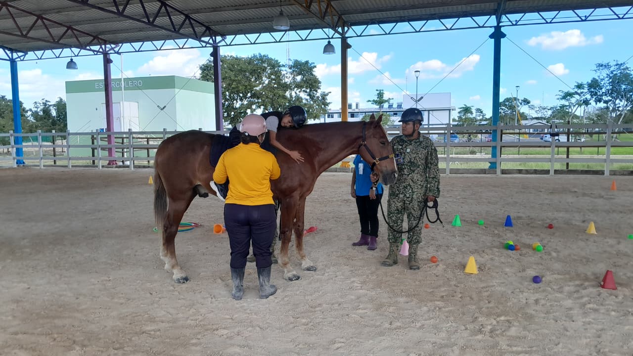 Equinoterapia militar mejora calidad de vida de infancias de la región