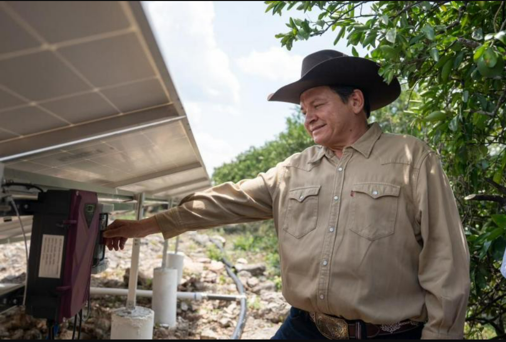 Díaz Mena entrega apoyos y anuncia obras para el campo en Maxcanú y Samahil, Yucatán