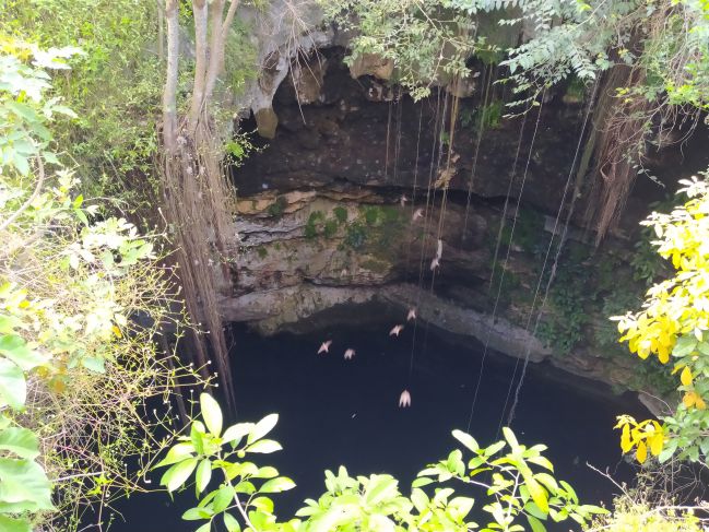 Recolectan 182 kilogramos de basura en cenote de Tixhualactún, Valladolid