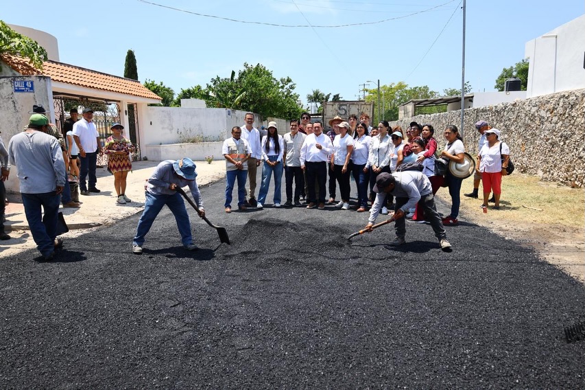 Inician trabajos de bacheo en calles de la colonia Leandro Valle, en Mérida