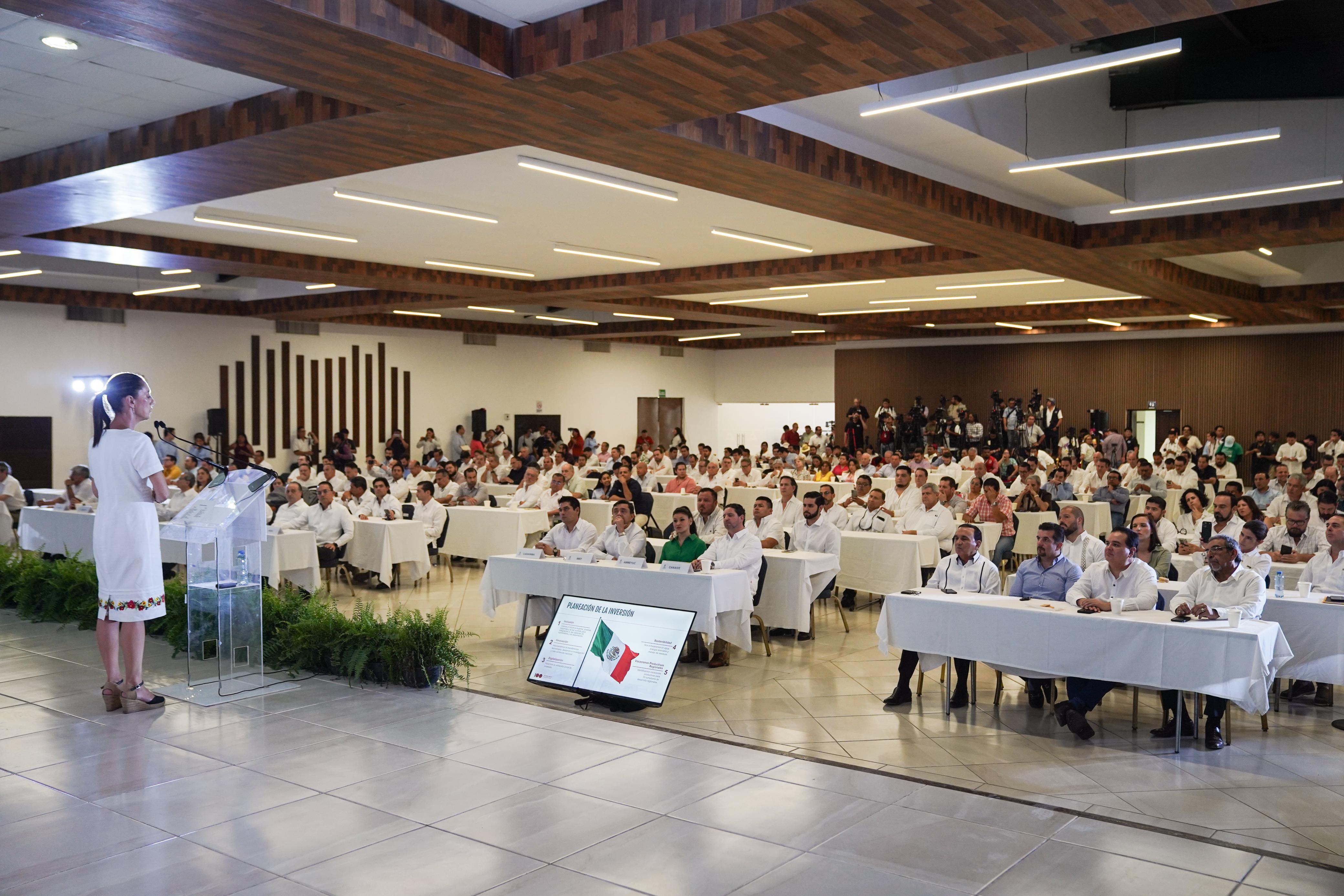 Tenemos que seguir incrementando el salario: Sheinbaum ante empresarios de Yucatán