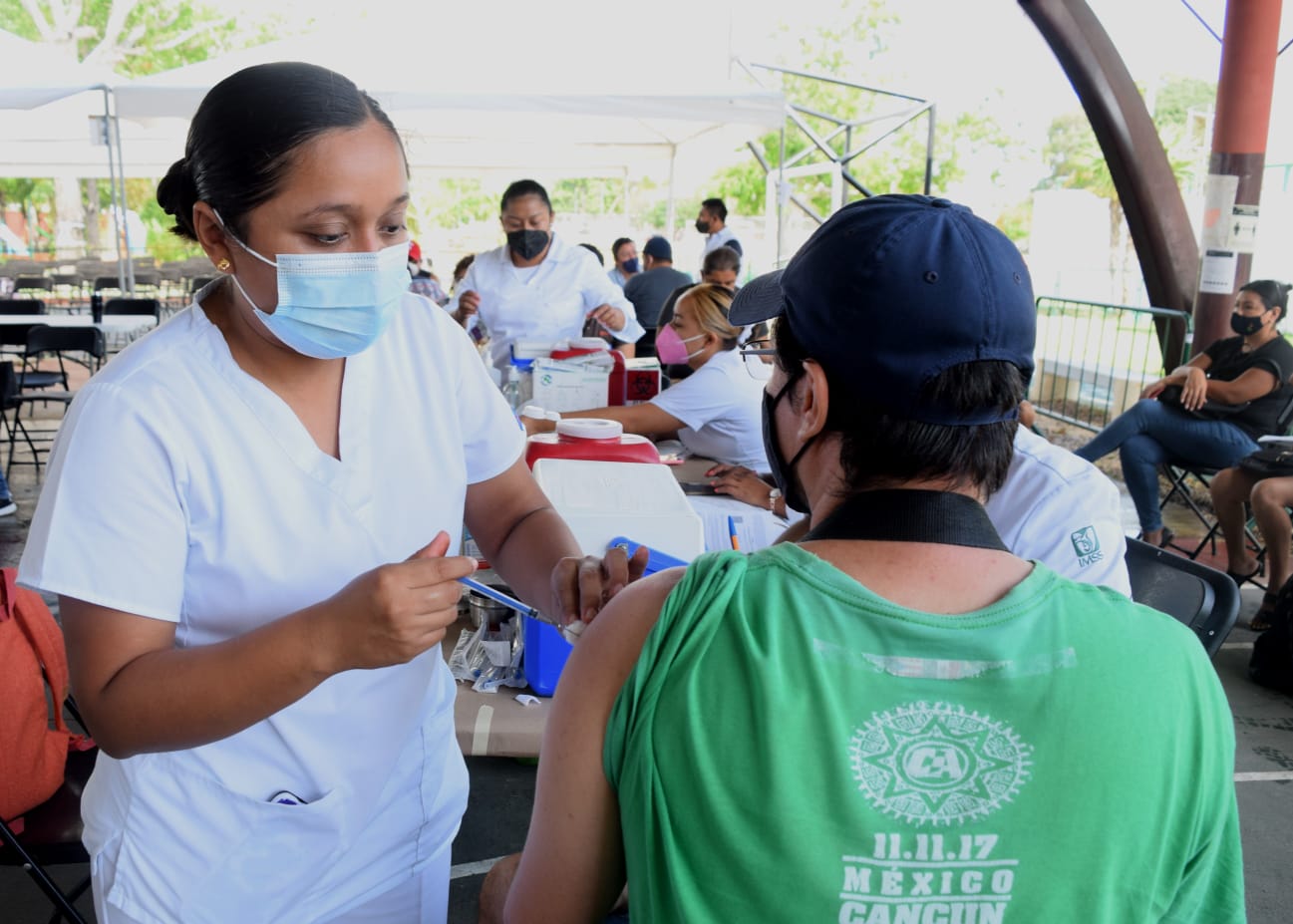 La Jornada Maya - Pronto vacunación anti Covid-19 a mayores de 30 años en  QRoo: HLG
