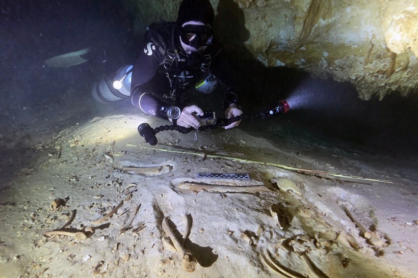Hallan esqueleto humano de hace más de 8 mil años en cenotes del Quintana Roo