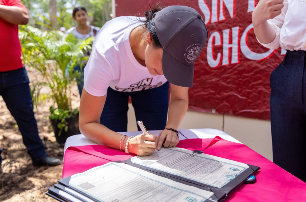 Entregan 120 actas de nacimiento en Balancán, localidad de Playa del Carmen