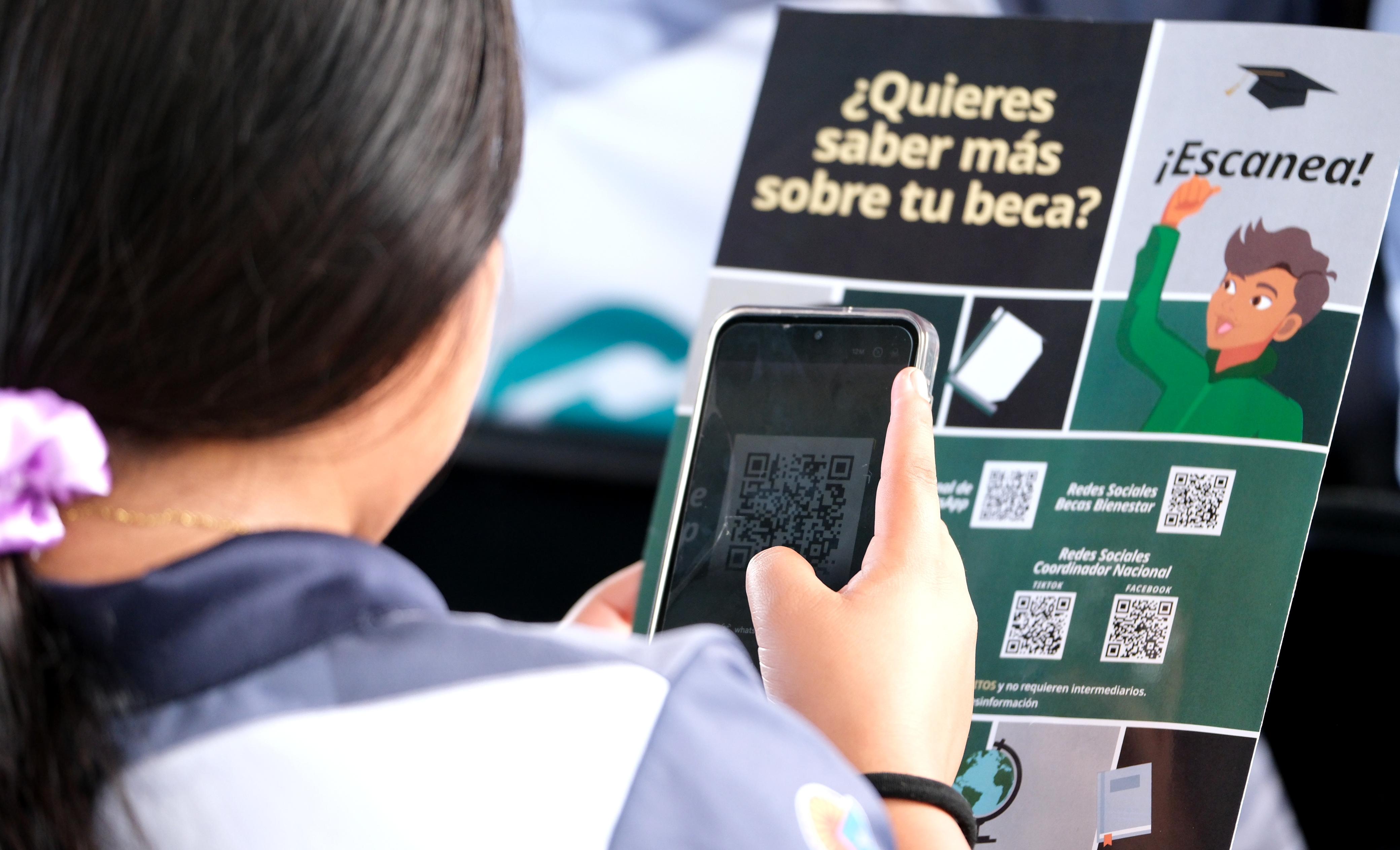 Presentan a estudiantes de nivel medio superior de Quintana Roo la beca Benito Juárez