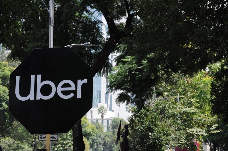 Uber no puede trabajar en aeropuertos, incluido el de Cancún, aclara la SICT