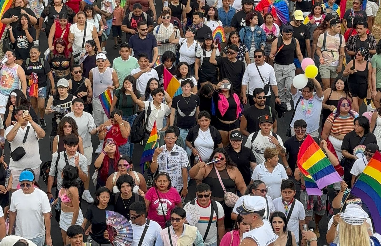 Comunidad diversa marcha en Cancún en el mes del orgullo