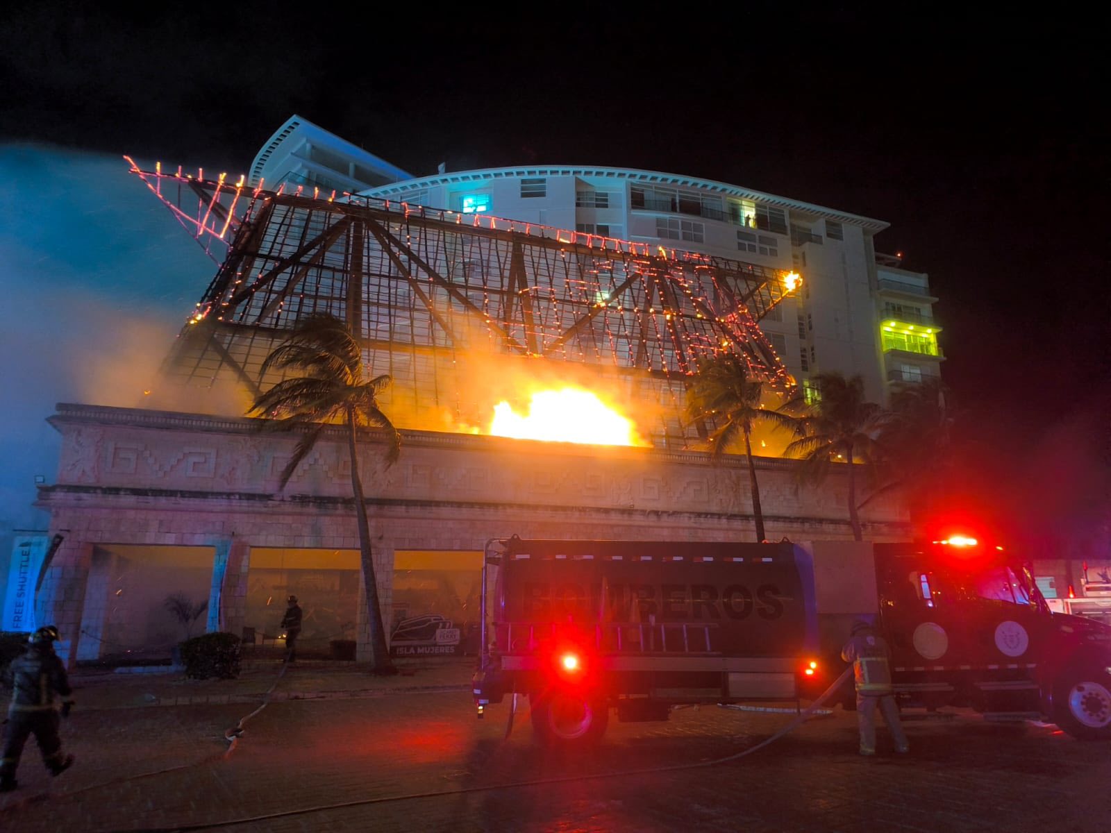Se incendian oficinas de Grupo Xcaret en Punta Cancún