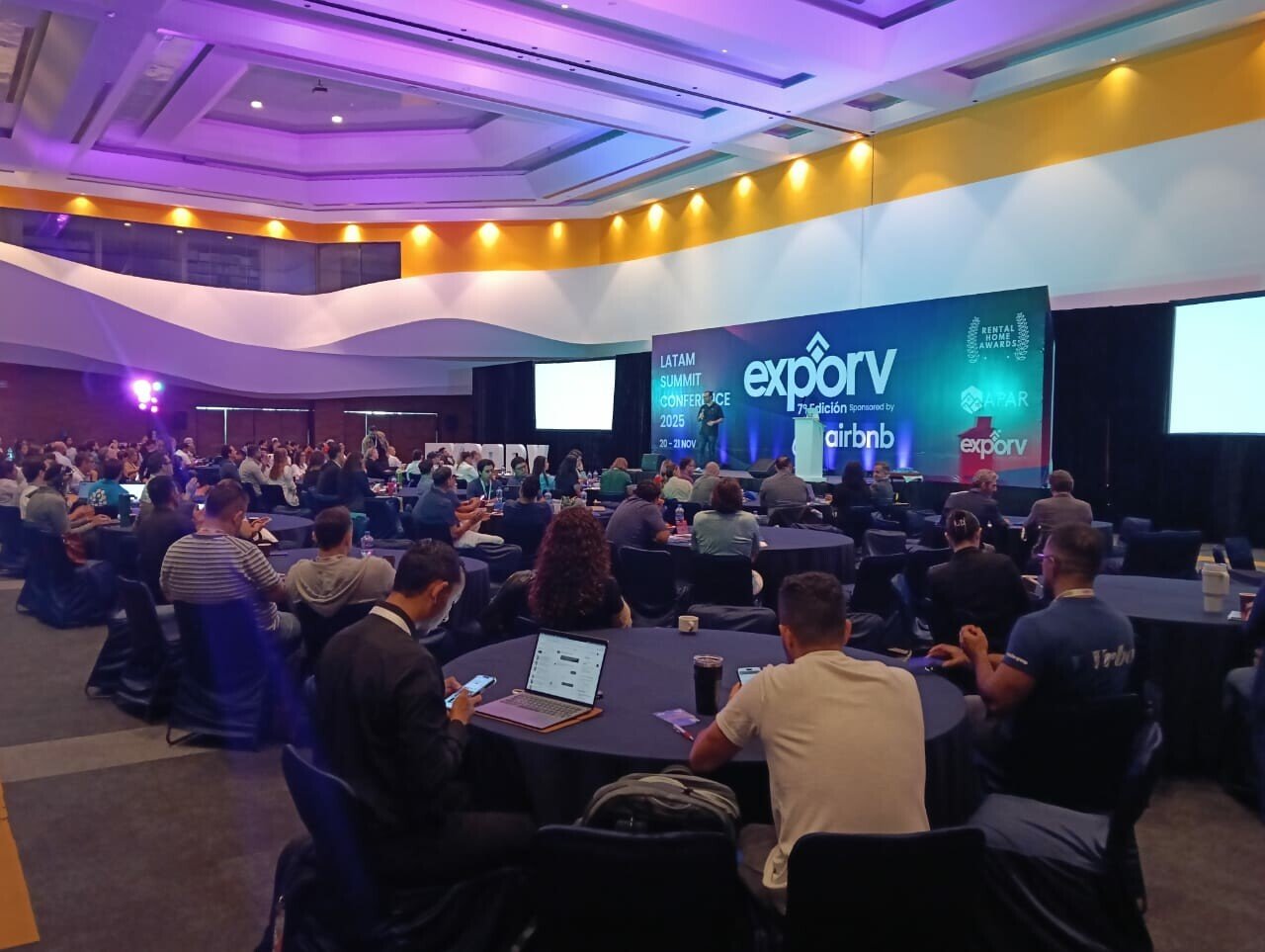 Rentas vacacionales sí dispersan derrama económica, aseguran durante foro del sector en Cancún