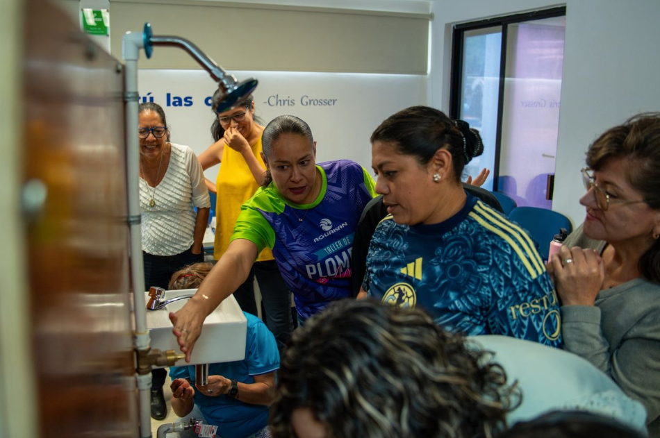 Aguakan impulsa autonomía de mujeres de Cancún con su Taller de Plomería