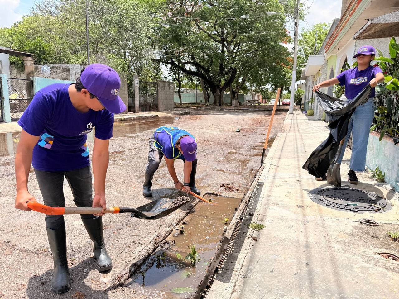 Ayuntamiento de Mérida visita y atiende fraccionamientos afectados por las lluvias