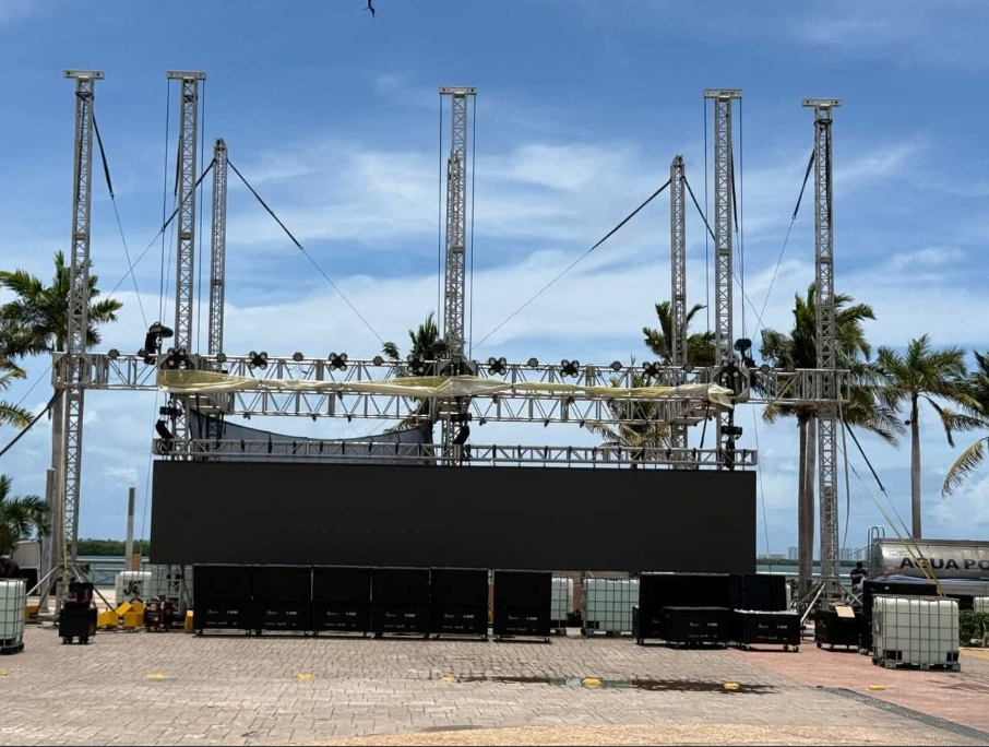 Alistan escenario para transmitir los partidos del Mundial de Futbol en el Malecón Tajamar de Cancún