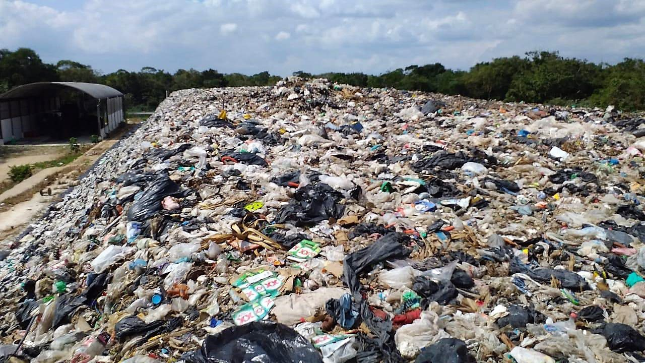 Continúa saneamiento del relleno sanitario clausurado en Tulum