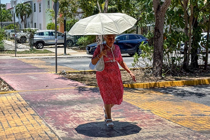 Lezama llama a prevenir golpes de calor y confirma vigencia del subsidio eléctrico de verano para QRoo