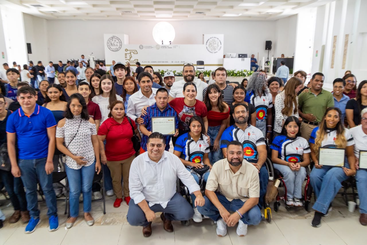 Atletas de alto rendimiento de Playa del Carmen reciben becas económicas