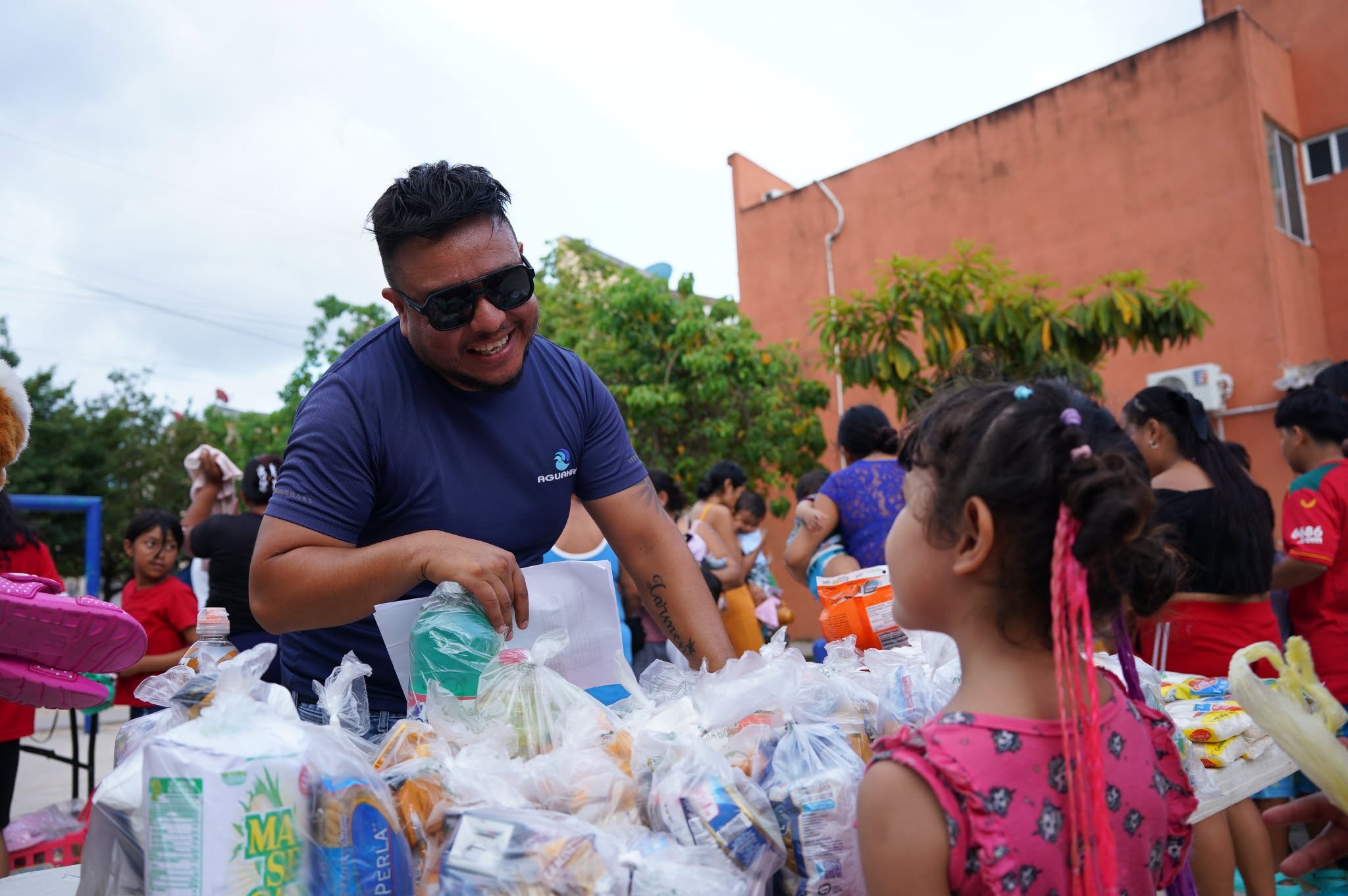 Aguakan entrega más de 1.5 toneladas de ayuda a familias de Villas Otoch Paraíso