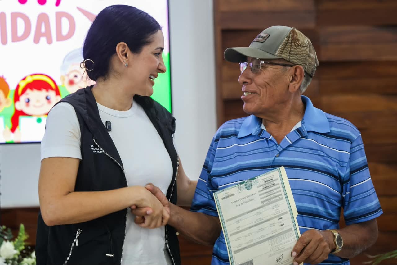 Estefanía Mercado entrega 88 actas de nacimiento a personas sin identidad jurídica
