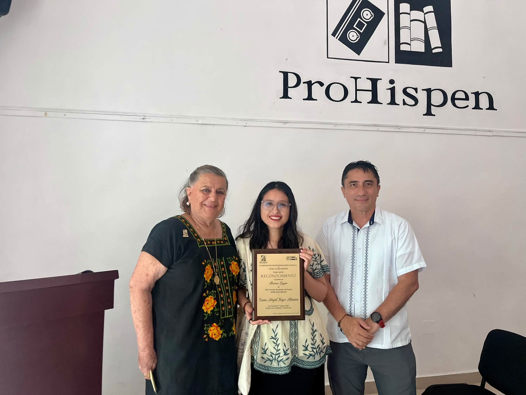 La escritora Emma Kuyoc Altamira recibe el 26° Premio de Poesía Peninsular José Díaz Bolio