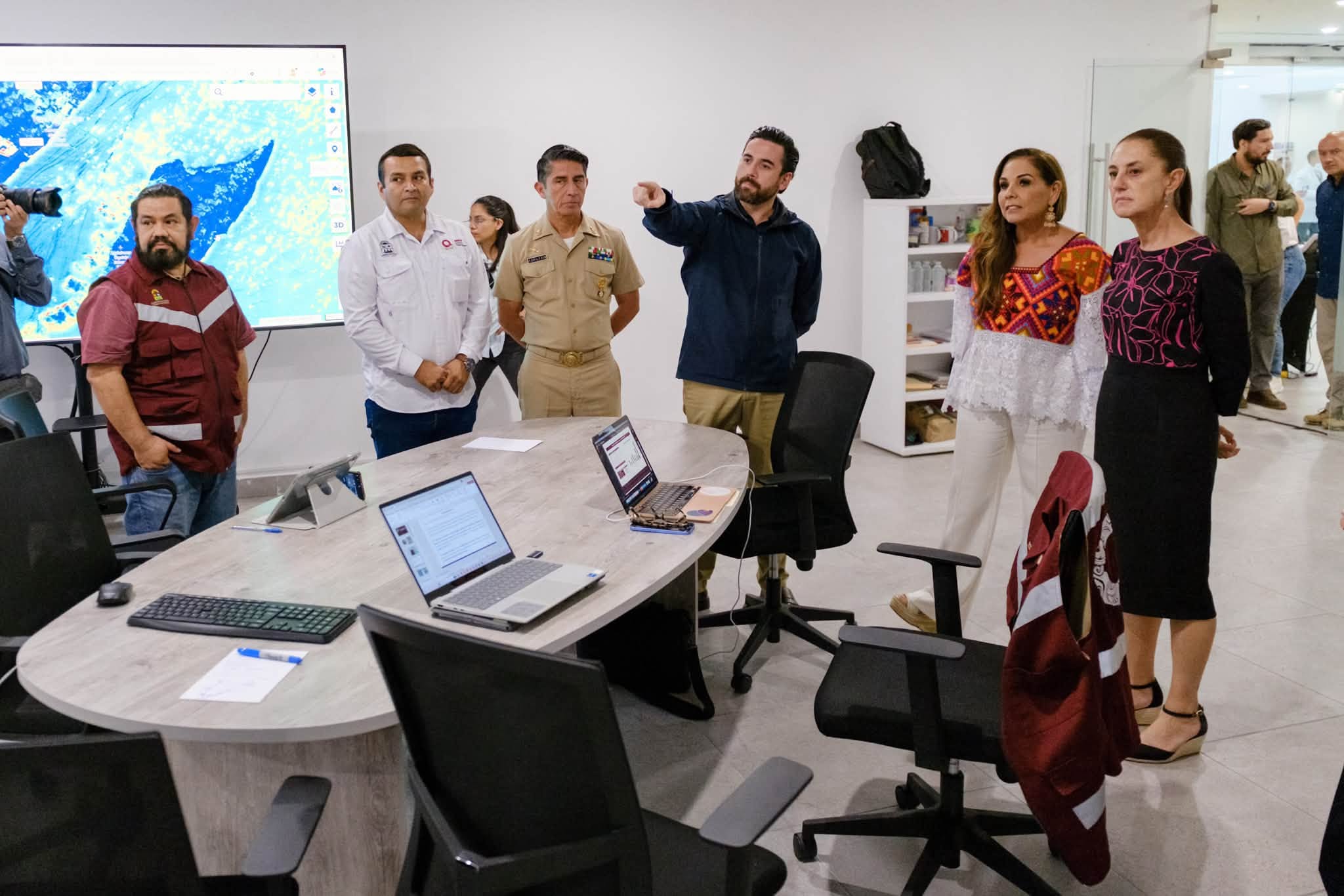 Conoce Claudia Sheinbaum funcionamiento del centro de monitoreo de sargazo en Quintana Roo 
