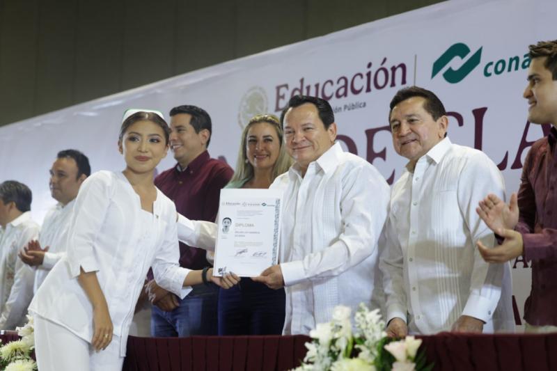 Conalep Yucatán gradúa a más de mil 500 jóvenes; gobernador anuncia becas universitarias