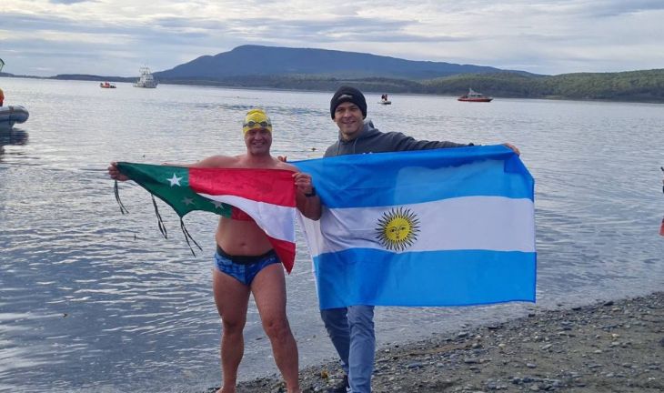 El yucateco Carlos Franco cruza a nado las heladas aguas del Canal de Beagle en Argentina