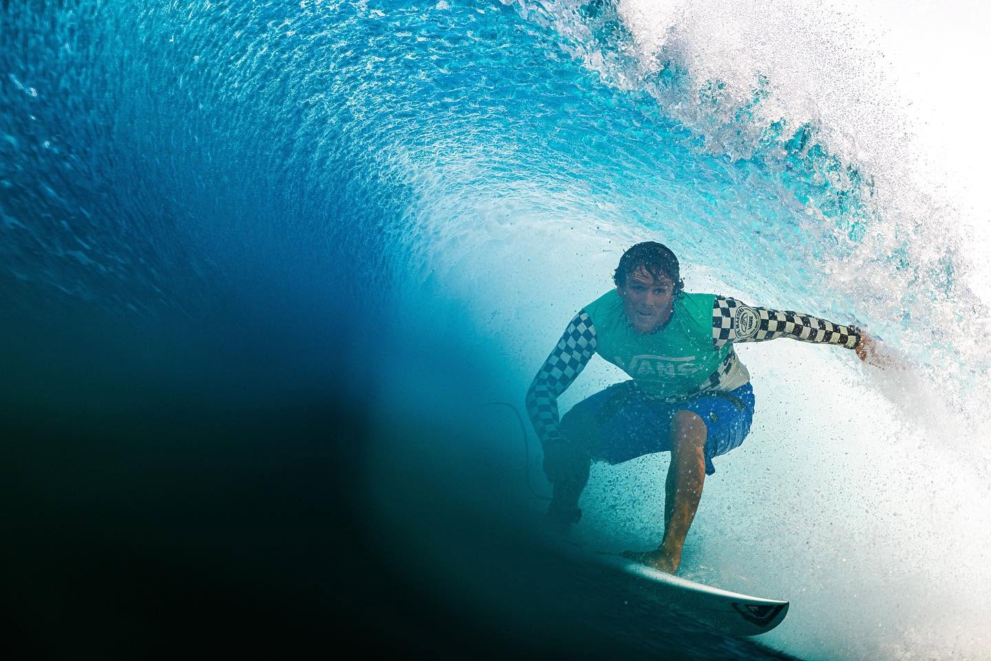 El surfista mexicano Alan Cleland enfrenta acusaciones de su ex pareja y una investigación por presunto abuso sexual