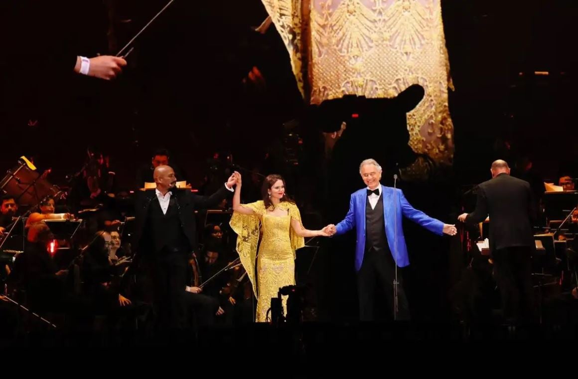  Andrea Bocelli cimbró la plancha del Zócalo con el canto operístico, la cumbia y el pop: Fotos