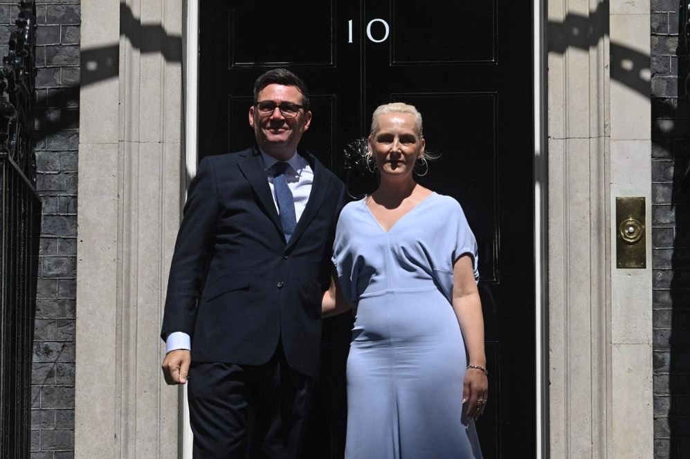Andy Burnham se convierte en primer ministro con la promesa de ''restructurar Reino Unido''