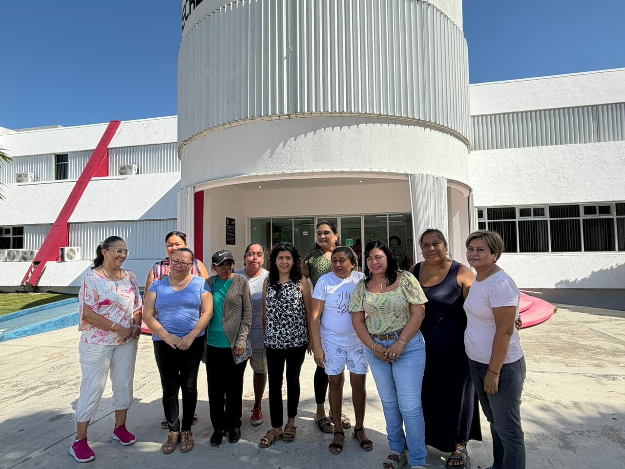 Con protesta, madres de familia de Cancún exigen una preparatoria inclusiva