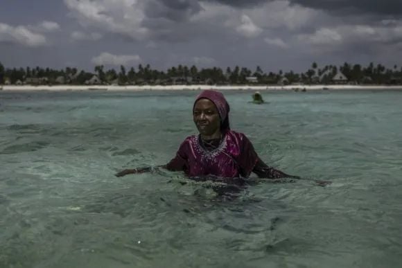 El cultivo de esponjas marinas, un salvavidas para las mujeres en Zanzíbar
