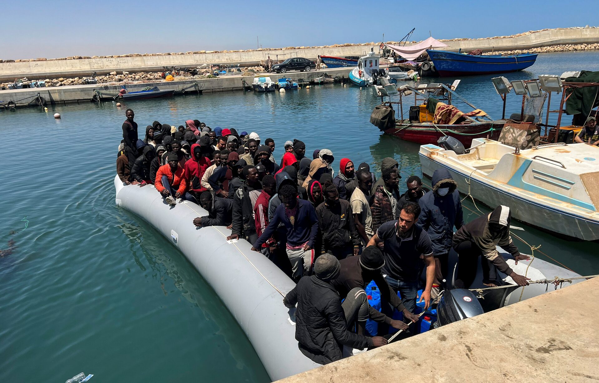 Al menos 50 muertos al naufragar barco con migrantes frente a costa de Libia
