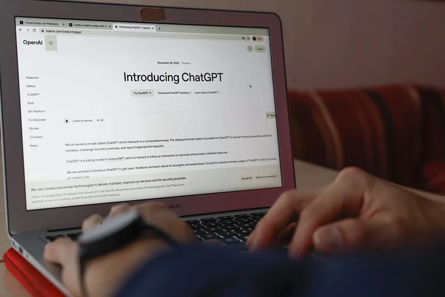 Expertos alertan por el creciente uso de chatbots de Inteligencia Artificial para evitar la soledad