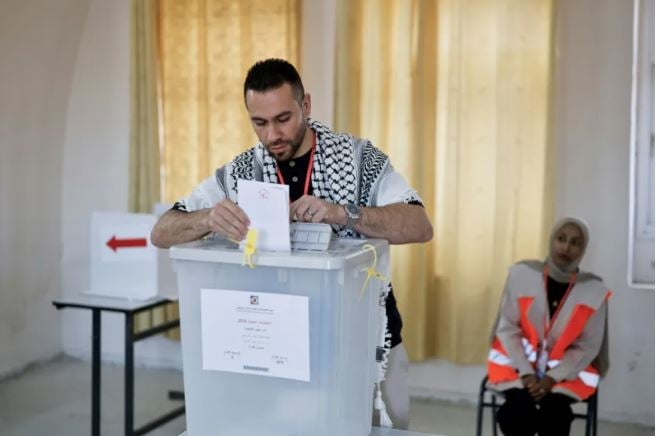 Con bajo nivel de participación, palestinos votaron en las primeras elecciones desde la guerra en Gaza