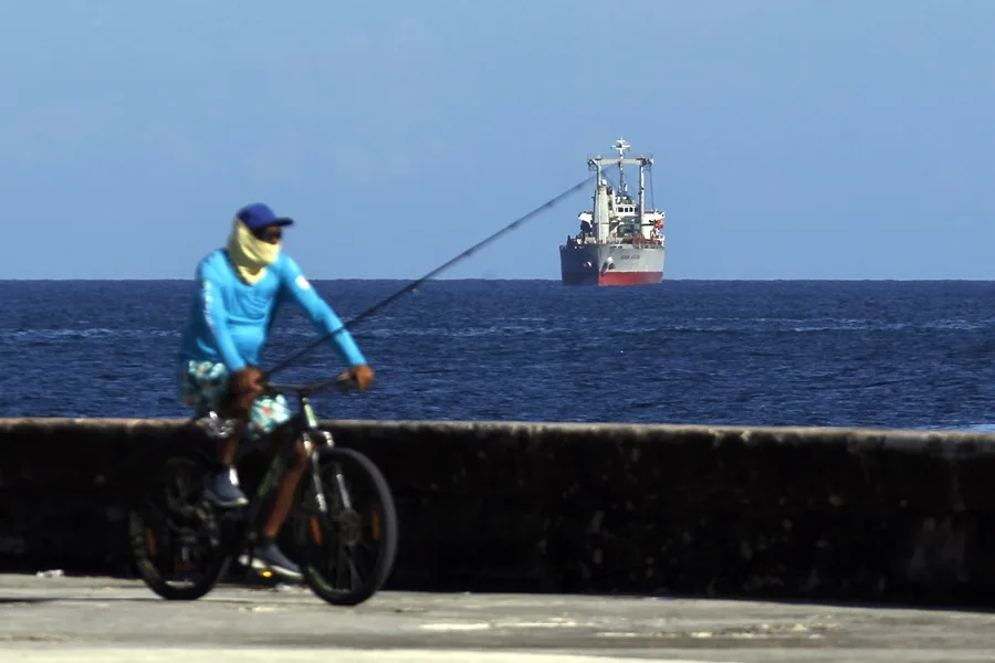 Cuba refina por primera vez 20 mil toneladas del crudo nacional y produce diésel