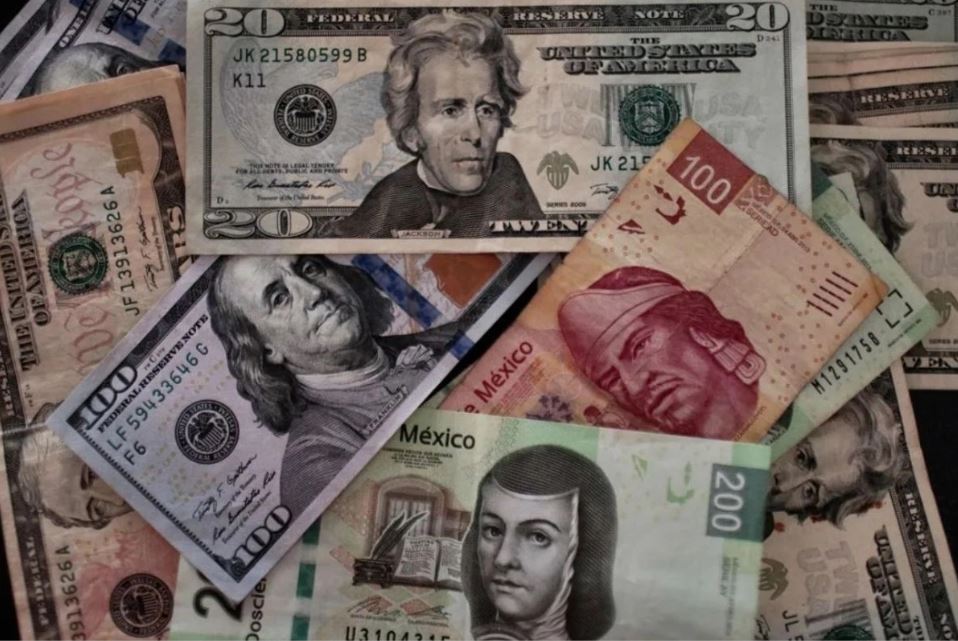 El peso gana terreno ante el dólar; cierra en 17.48